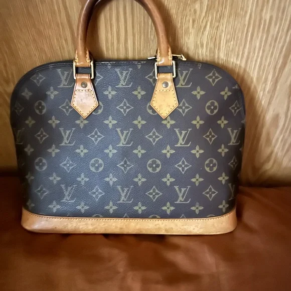 Louis Vuitton Alma hand bag in great preloved condition. This is an awesome - Picture 8 of 9
